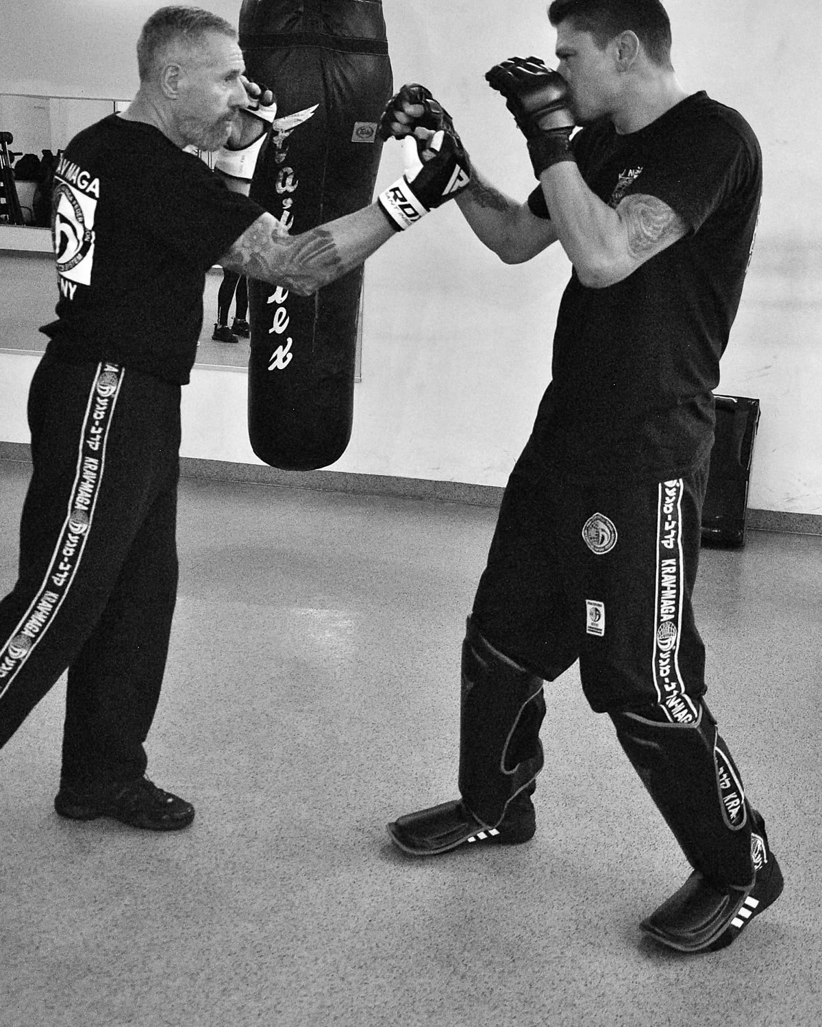 Trainer korrigiert eine Technik direkt im Krav Maga Training