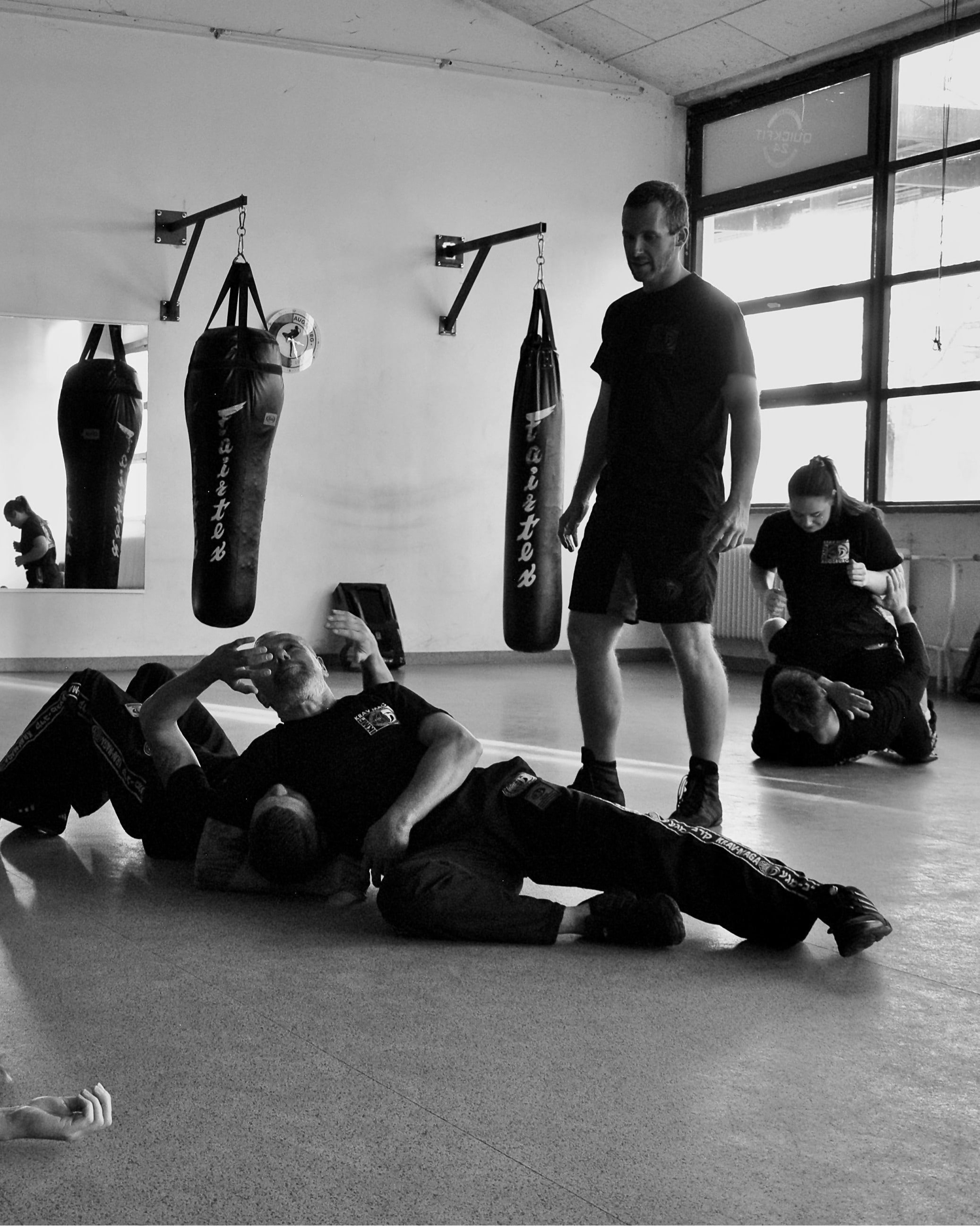 Krav Maga Gruppe trainiert gemeinsam im regulären Training