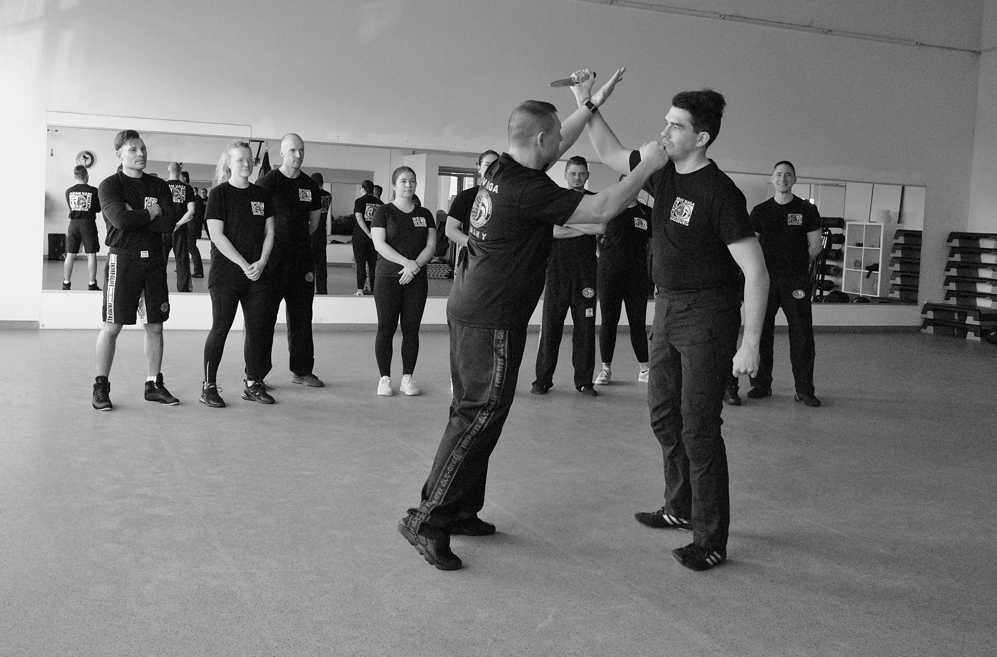 Krav Maga Trainer demonstriert Messerverteidigung vor der Trainingsgruppe in Augsburg